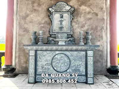 Bàn thờ đá (Bàn lễ đá) kết hợp đồ thờ đá tại khu Lăng mộ tổ.