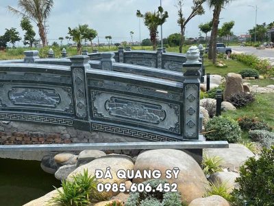 Tiểu cảnh Cầu đá đẹp với lan can bằng đá.